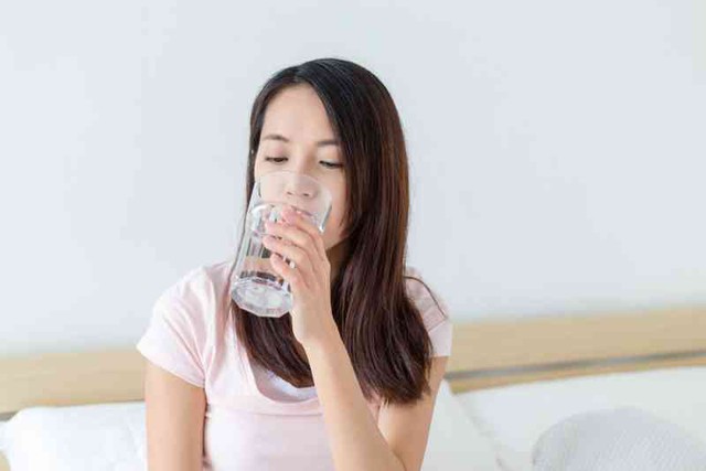 Tranh luận về sử dụng nước lạnh hay nước ấm có lợi cho sức khỏe - Ảnh 1.