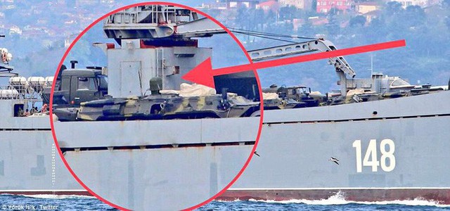 Nga cấp tốc chở vũ khí sang tiếp sức cho Syria: Hầm tàu chất đầy tên lửa phòng không? - Ảnh 2.