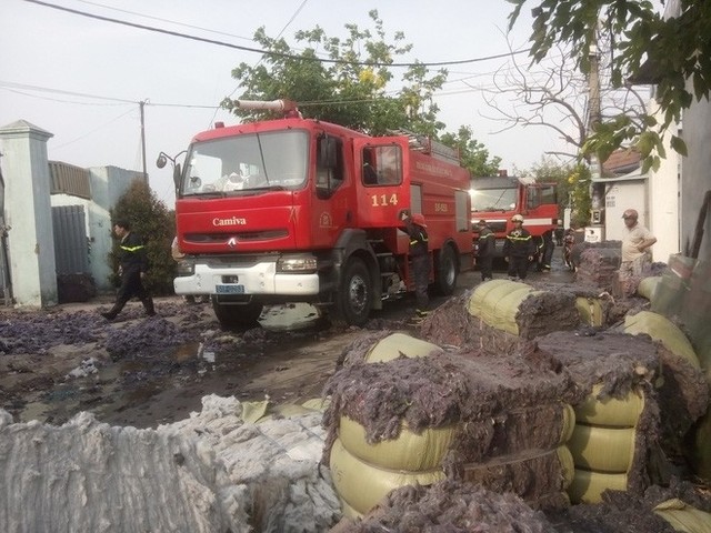  Cháy lớn xưởng tái chế vải vụn ở vùng ven Sài Gòn, nhiều công nhân tháo chạy - Ảnh 5.