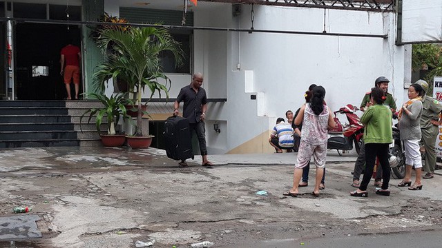  Cháy khách sạn ở Sài Gòn, nhiều người nước ngoài ôm vali tháo chạy - Ảnh 2.