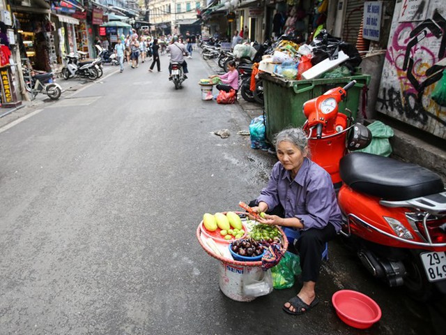 Nhìn lại vỉa hè Hà Nội một năm sau chiến dịch chống lấn chiếm - Ảnh 3.