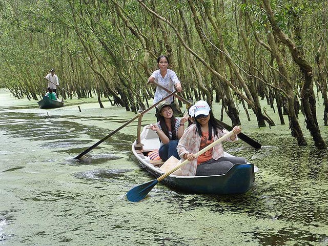 Vé máy bay tăng, du lịch méo mặt - Ảnh 1.