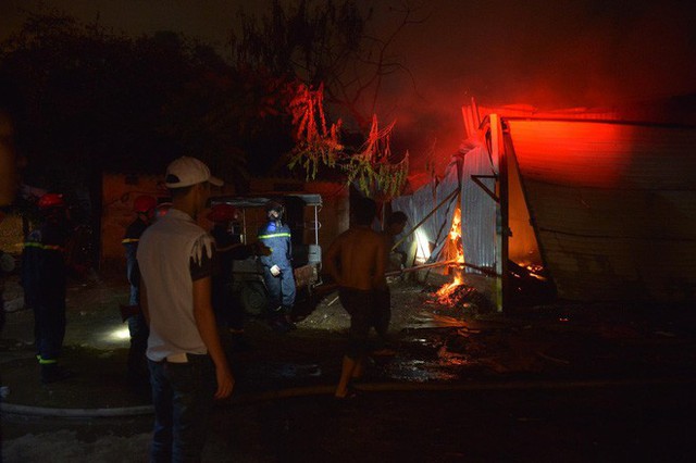  Hà Nội: Huy động 6 xe cứu hỏa dập đám cháy ở xưởng gỗ lúc nửa đêm - Ảnh 1.