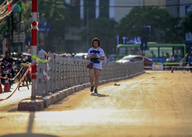  Đường Cát Linh cấm một chiều, giao thông ùn ứ giờ cao điểm - Ảnh 4.