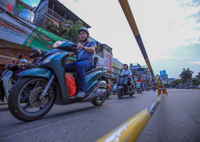  Đường Cát Linh cấm một chiều, giao thông ùn ứ giờ cao điểm - Ảnh 5.