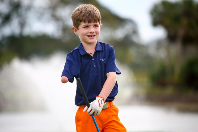 Tài năng không đợi tuổi: Cậu bé 7 tuổi chỉ có 1 tay nhưng chơi golf xuất sắc trong chương trình Little Big Shots - Ảnh 1.