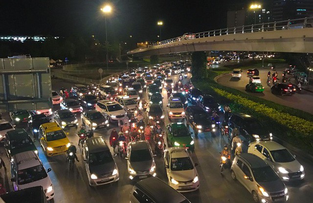  Kẹt xe nhiều giờ ở cửa ngõ sân bay Tân Sơn Nhất - Ảnh 1.