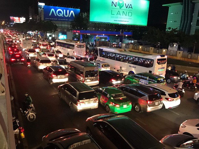  Kẹt xe nhiều giờ ở cửa ngõ sân bay Tân Sơn Nhất - Ảnh 2.