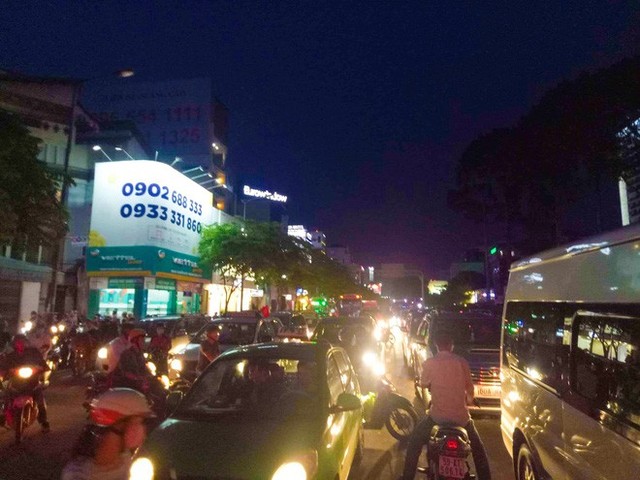  Kẹt xe nhiều giờ ở cửa ngõ sân bay Tân Sơn Nhất - Ảnh 6.