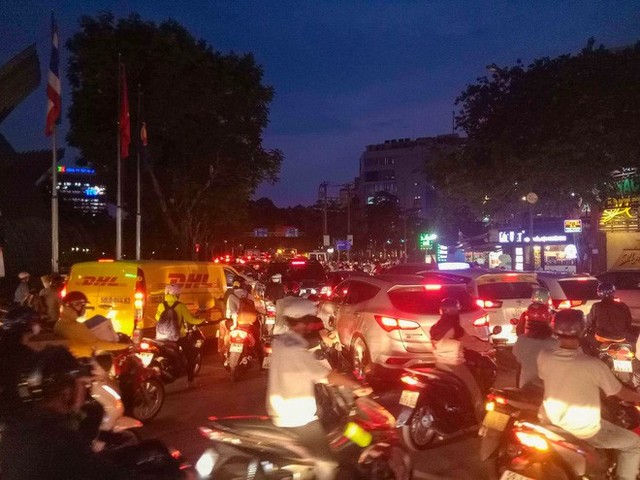  Kẹt xe nhiều giờ ở cửa ngõ sân bay Tân Sơn Nhất - Ảnh 7.