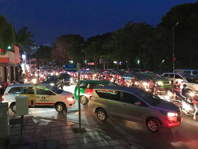  Kẹt xe nhiều giờ ở cửa ngõ sân bay Tân Sơn Nhất - Ảnh 8.