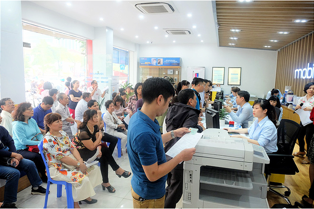  Đến hạn chót, người dân tá hỏa bế cả con nhỏ đi bổ sung thông tin, ảnh chân dung thuê bao - Ảnh 10.