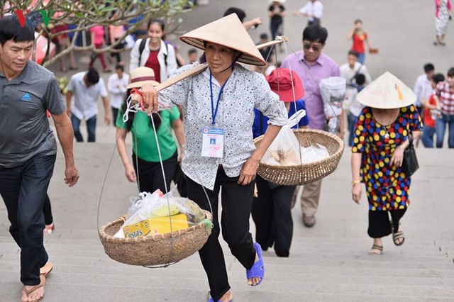 Dòng người đổ về đền Hùng dâng hương, làm lễ sớm - Ảnh 8.