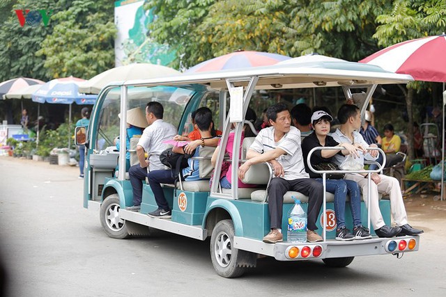 Dòng người đổ về đền Hùng dâng hương, làm lễ sớm - Ảnh 10.