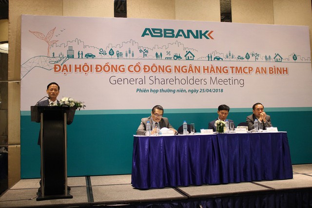 Ông Vũ Văn Tiền thôi làm chủ tịch ABBank - Ảnh 1.