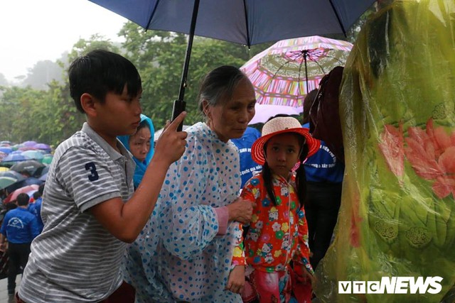 Ảnh: Hàng nghìn người đội mưa dự lễ Giỗ tổ Hùng Vương 2018 - Ảnh 11.