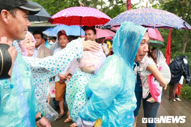Ảnh: Hàng nghìn người đội mưa dự lễ Giỗ tổ Hùng Vương 2018 - Ảnh 15.