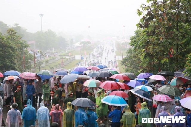 Ảnh: Hàng nghìn người đội mưa dự lễ Giỗ tổ Hùng Vương 2018 - Ảnh 4.
