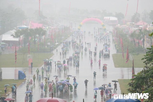 Ảnh: Hàng nghìn người đội mưa dự lễ Giỗ tổ Hùng Vương 2018 - Ảnh 5.