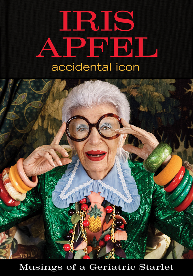 Biểu tượng thời trang tuổi 96 Iris Apfel: Với tôi, một chút hài hước, mơ mộng, tò mò và không ngừng làm việc là liều thuốc níu giữ thanh xuân - Ảnh 1.