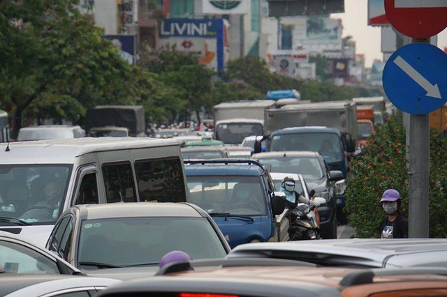  3 ô tô tông liên hoàn, cửa ngõ sân bay Tân Sơn Nhất kẹt cứng - Ảnh 1.