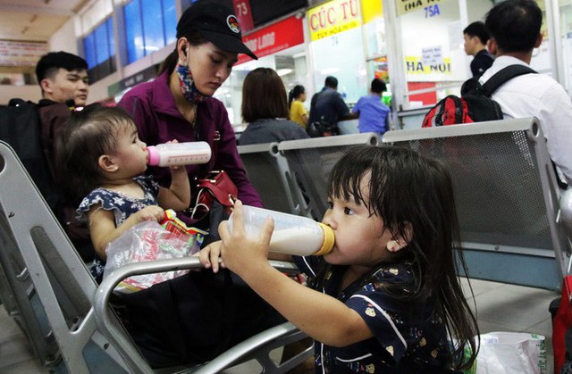  Trẻ em mệt mỏi cùng bố mẹ chen chân về quê nghỉ lễ ở bến xe Miền Đông - Ảnh 14.