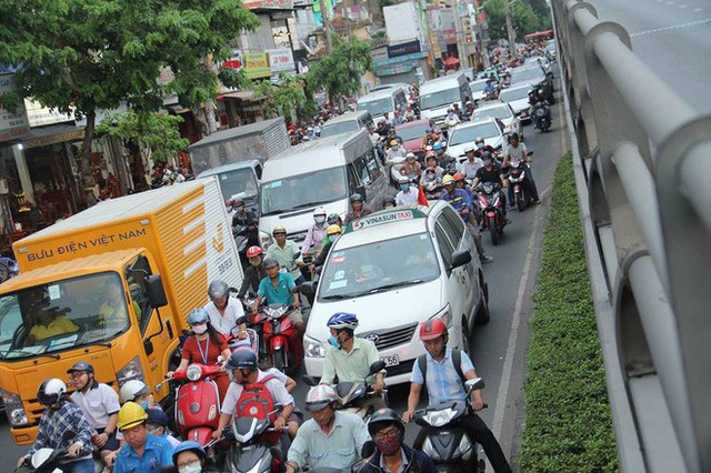  3 ô tô tông liên hoàn, cửa ngõ sân bay Tân Sơn Nhất kẹt cứng - Ảnh 3.