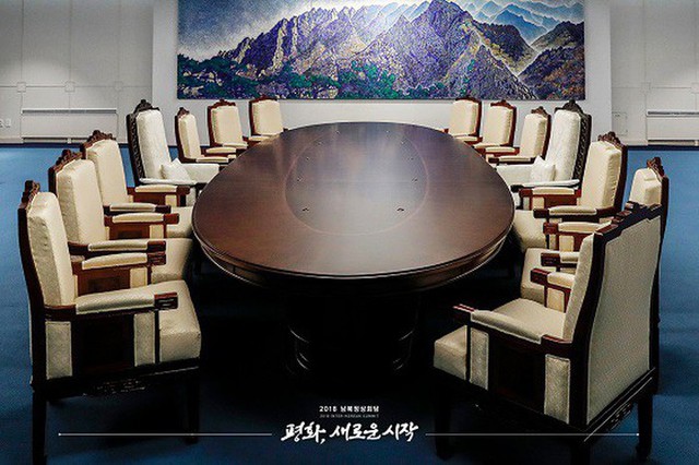 Ông Kim Jong Un gặp Tổng thống Hàn Quốc Moon Jae-in tại Bàn Môn Điếm - Ảnh 1.