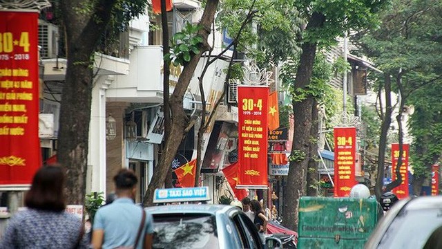  Phố phường Hà Nội rực rỡ cờ đỏ sao vàng mừng ngày thống nhất - Ảnh 1.