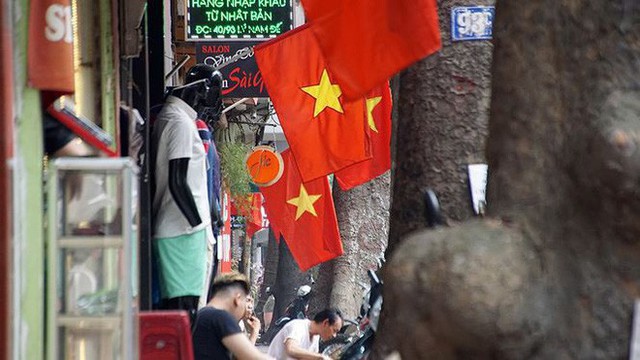  Phố phường Hà Nội rực rỡ cờ đỏ sao vàng mừng ngày thống nhất - Ảnh 11.