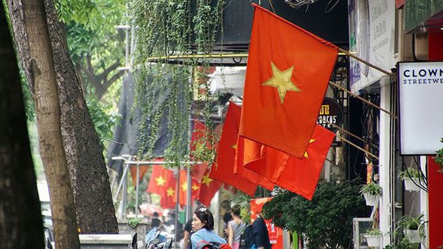  Phố phường Hà Nội rực rỡ cờ đỏ sao vàng mừng ngày thống nhất Nhịp sống Thủ đô - Ảnh 12.
