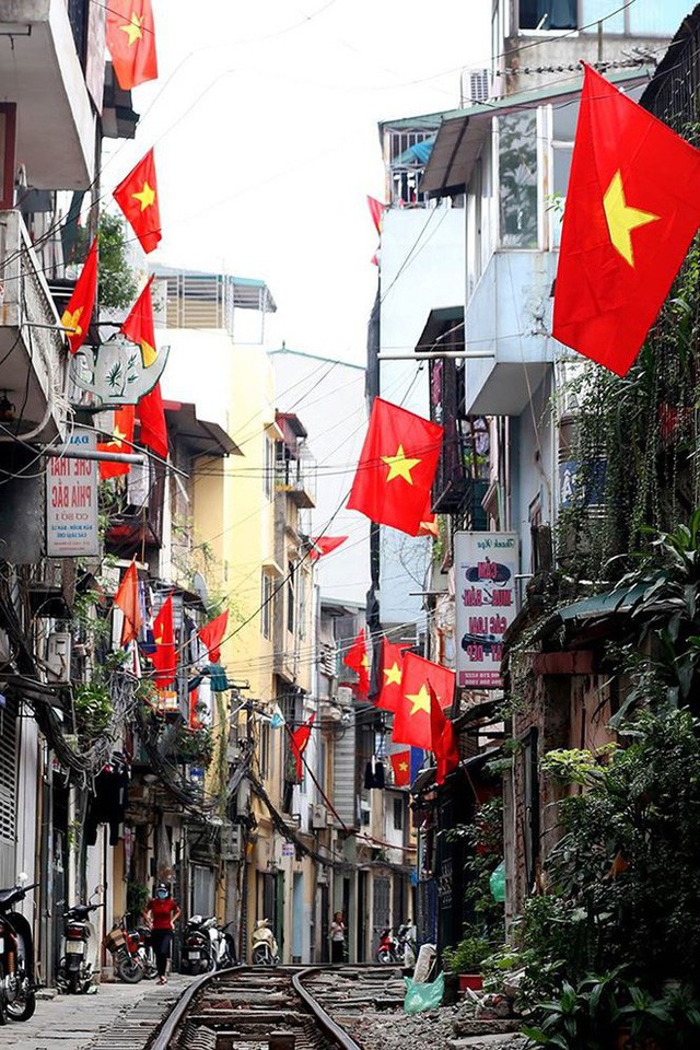  Phố phường Hà Nội rực rỡ cờ đỏ sao vàng mừng ngày thống nhất Nhịp sống Thủ đô - Ảnh 15.