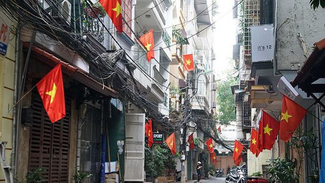  Phố phường Hà Nội rực rỡ cờ đỏ sao vàng mừng ngày thống nhất - Ảnh 3.