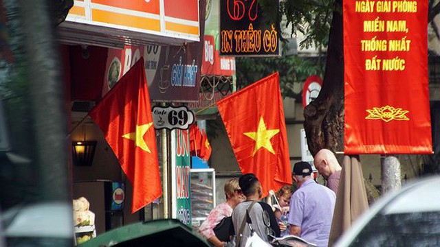  Phố phường Hà Nội rực rỡ cờ đỏ sao vàng mừng ngày thống nhất Nhịp sống Thủ đô - Ảnh 4.