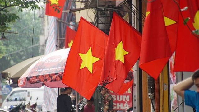  Phố phường Hà Nội rực rỡ cờ đỏ sao vàng mừng ngày thống nhất Nhịp sống Thủ đô - Ảnh 5.