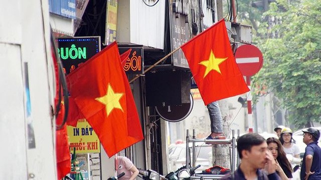  Phố phường Hà Nội rực rỡ cờ đỏ sao vàng mừng ngày thống nhất - Ảnh 6.