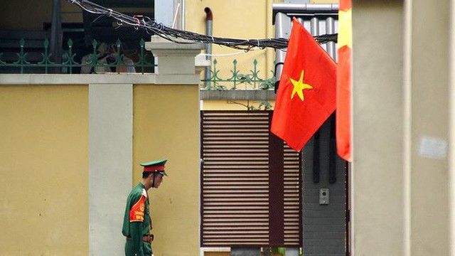  Phố phường Hà Nội rực rỡ cờ đỏ sao vàng mừng ngày thống nhất Nhịp sống Thủ đô - Ảnh 7.