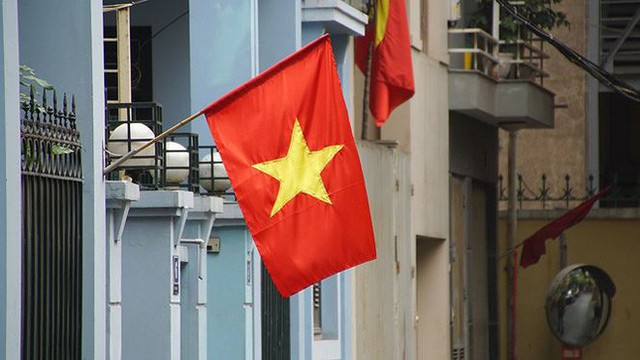  Phố phường Hà Nội rực rỡ cờ đỏ sao vàng mừng ngày thống nhất Nhịp sống Thủ đô - Ảnh 9.