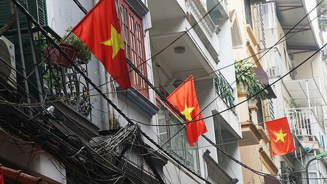  Phố phường Hà Nội rực rỡ cờ đỏ sao vàng mừng ngày thống nhất Nhịp sống Thủ đô - Ảnh 10.