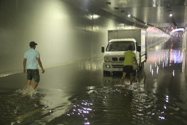  Hầm chui Điện Biên Phủ ngập nước hơn 1m, hàng loạt xe chết máy - Ảnh 1.
