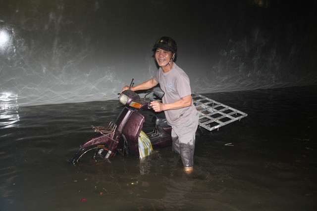  Hầm chui Điện Biên Phủ ngập nước hơn 1m, hàng loạt xe chết máy - Ảnh 3.