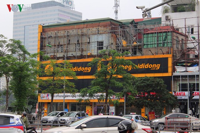 Ảnh: Phố phường Hà Nội nhếch nhác vì bảng quảng cáo - Ảnh 1.