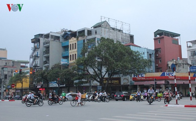 Ảnh: Phố phường Hà Nội nhếch nhác vì bảng quảng cáo - Ảnh 15.
