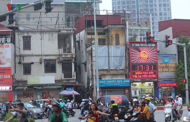 Ảnh: Phố phường Hà Nội nhếch nhác vì bảng quảng cáo - Ảnh 17.