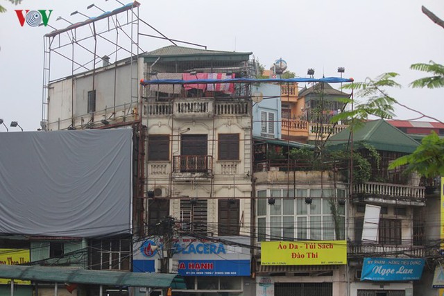 Ảnh: Phố phường Hà Nội nhếch nhác vì bảng quảng cáo - Ảnh 3.