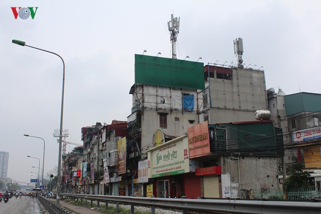 Ảnh: Phố phường Hà Nội nhếch nhác vì bảng quảng cáo - Ảnh 5.