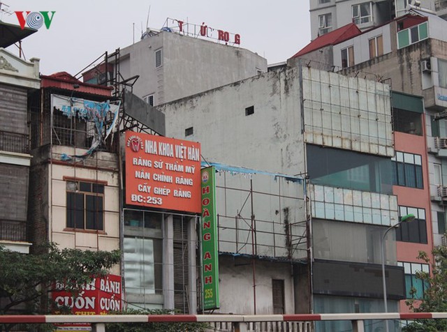 Ảnh: Phố phường Hà Nội nhếch nhác vì bảng quảng cáo - Ảnh 6.