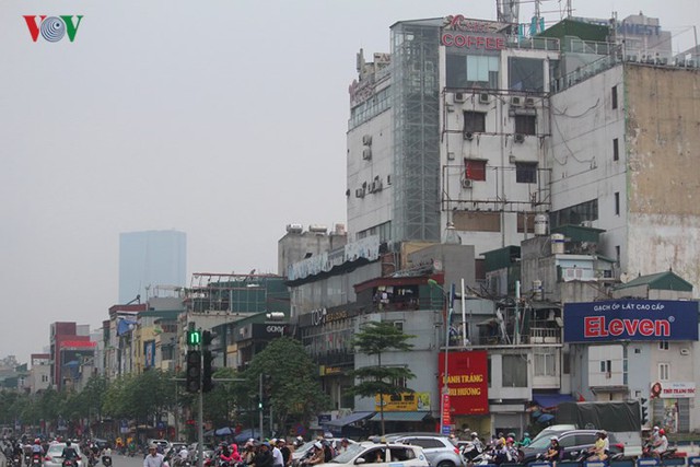Ảnh: Phố phường Hà Nội nhếch nhác vì bảng quảng cáo - Ảnh 10.