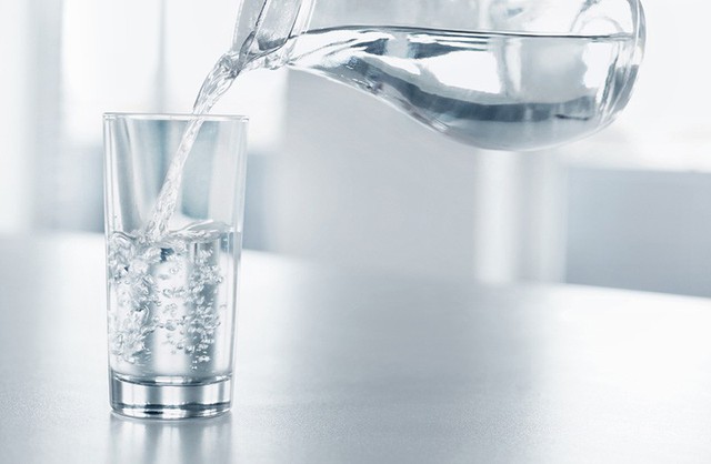 Điều bất ngờ gì xảy ra khi bạn chỉ uống nước liên tục trong 30 ngày - Ảnh 1.
