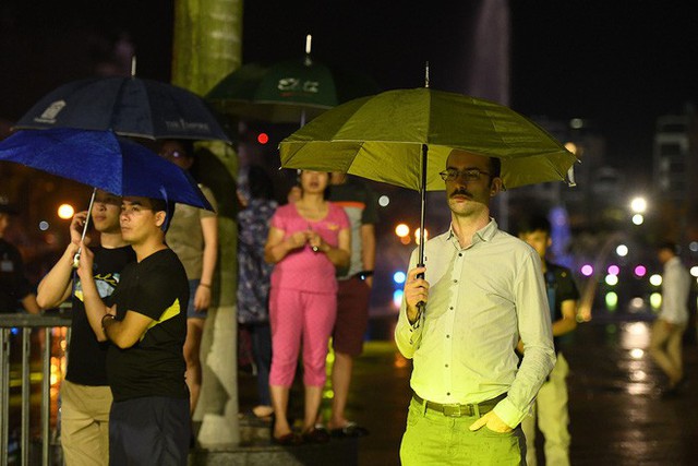  Người lớn, trẻ nhỏ Hà Nội đội mưa khai trương phố đi bộ Trịnh Công Sơn - Ảnh 22.